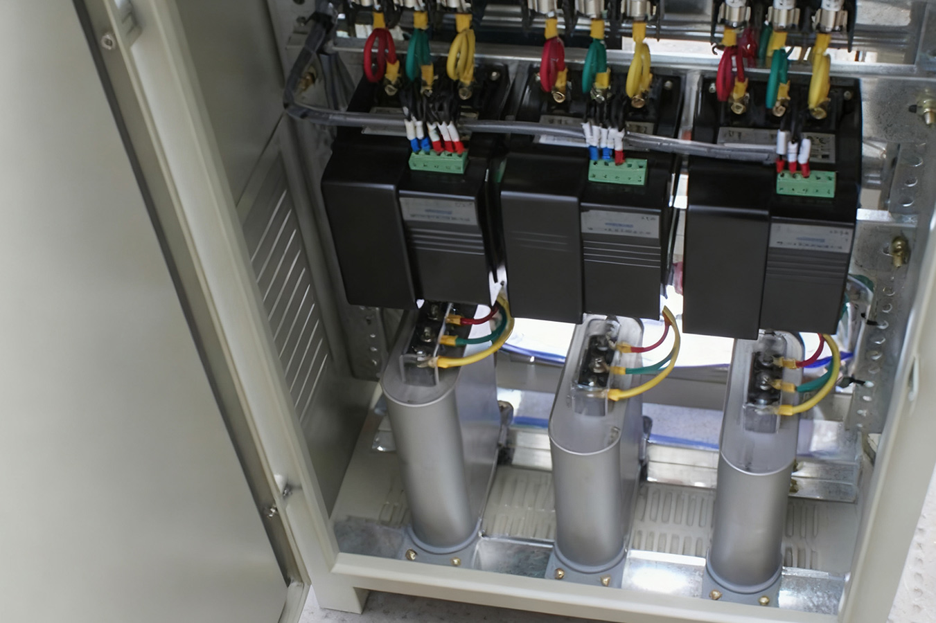 Hvordan bestemmer vi den optimale placering for selvhelbredende shuntkondensatorer i et komplekst elektrisk distributionsnetværk?