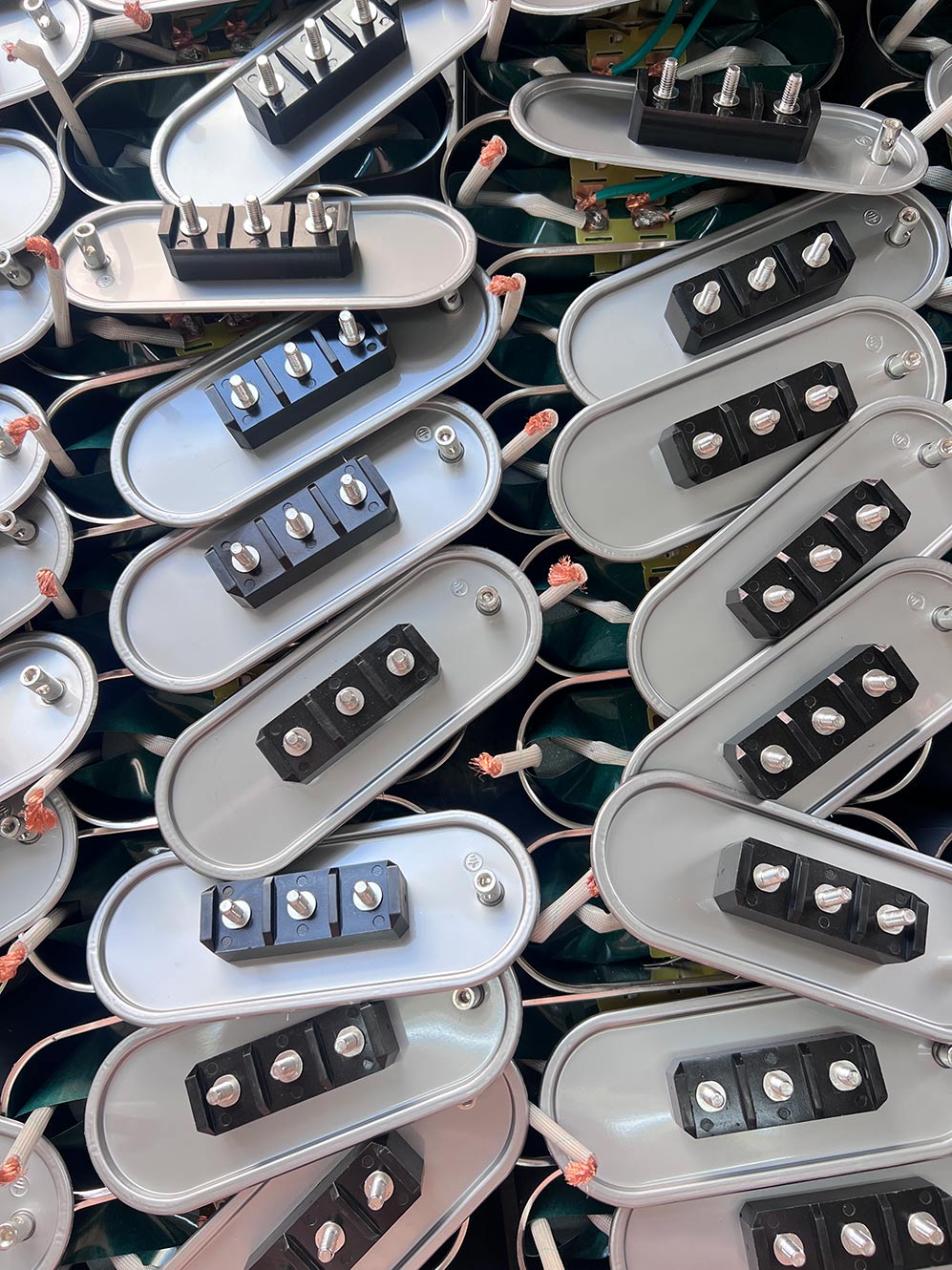 Hvad er betydningen af ​​momentværdier ved tilslutning af kondensatorstrømterminaler, og hvad er risikoen ved forkert tilspænding?